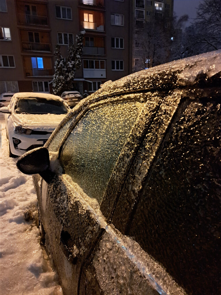 Silná poľadovica komplikuje situáciu v Tatrách, prerušili aj prevádzku TEŽ