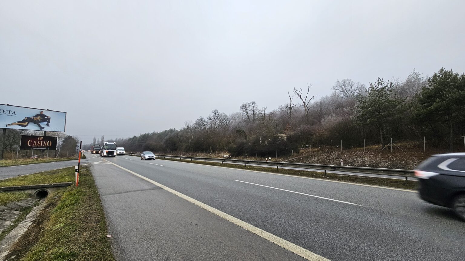 Diaľničný privádzač pri Zelenom dvore môže byť pascou pre vodičov. Nedisciplinovaní chodci tadiaľ zvyknú prebiehať na druhú stranu. Foto: Boris Macko