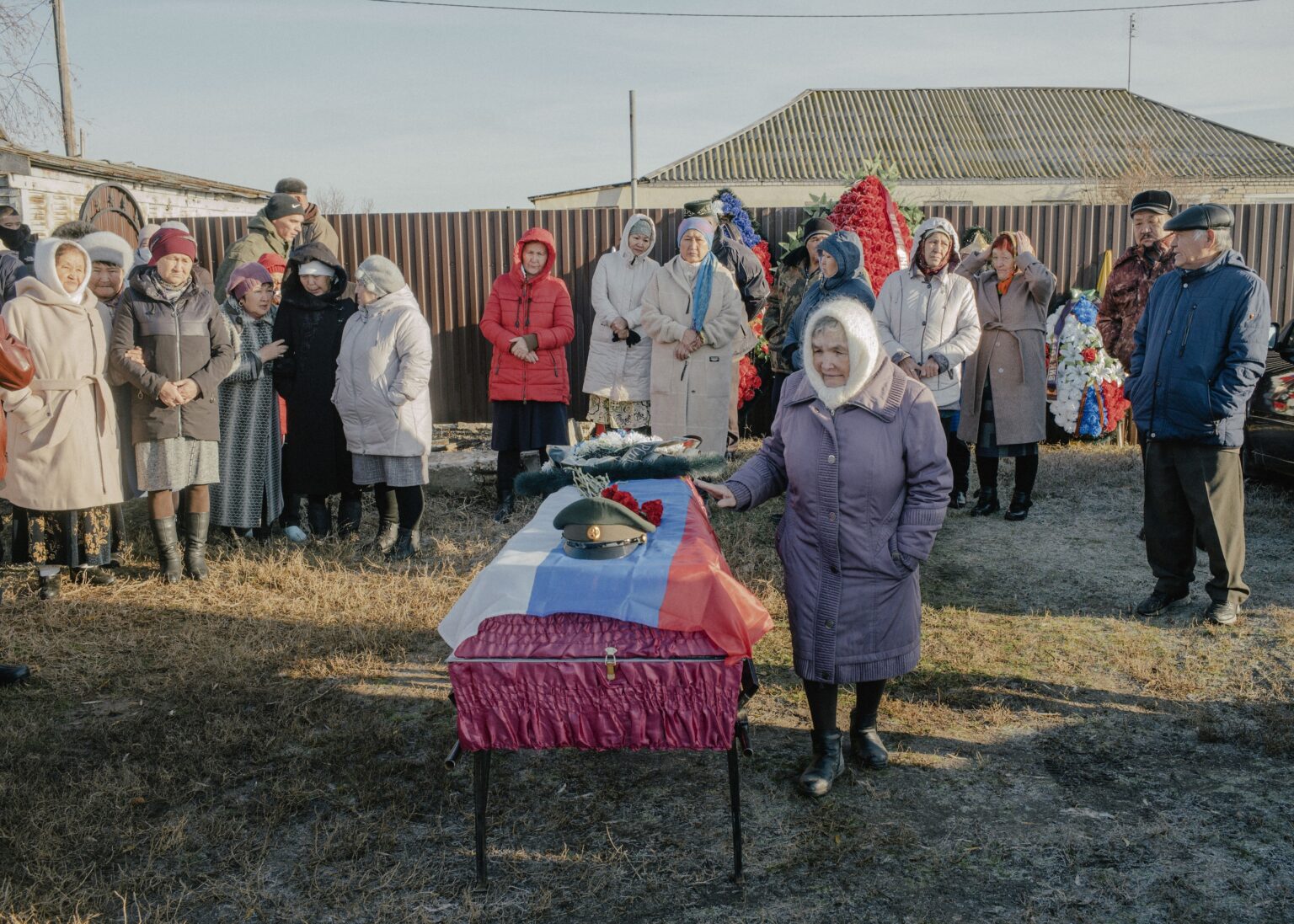 Pohreb ruského vojaka Garipula S. Kadyrova, ktorý zahynul počas bojov na Ukrajine, v ruskej dedine Ovsjanka, ktorý sa odohral minulý mesiac. Foto: Nanna Heitmann/New York Times