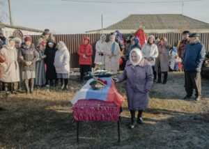 Matke padlého vojaka povedali, že bojoval proti Američanom. Čestná smrť na ruskej dedine