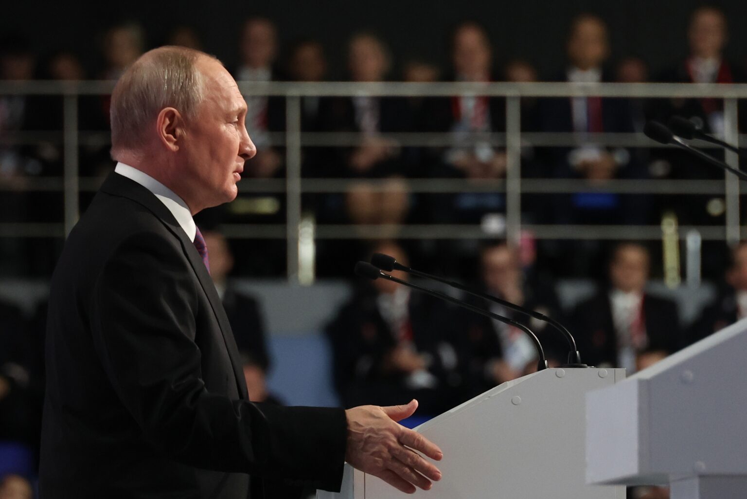 Ruský prezident Vladimir Putin hovorí v piatok 15. decembra 2023 na 4. železničnom kongrese v olympijskom komplexe Lužniki v Moskve v Rusku. Foto: TASR/AP