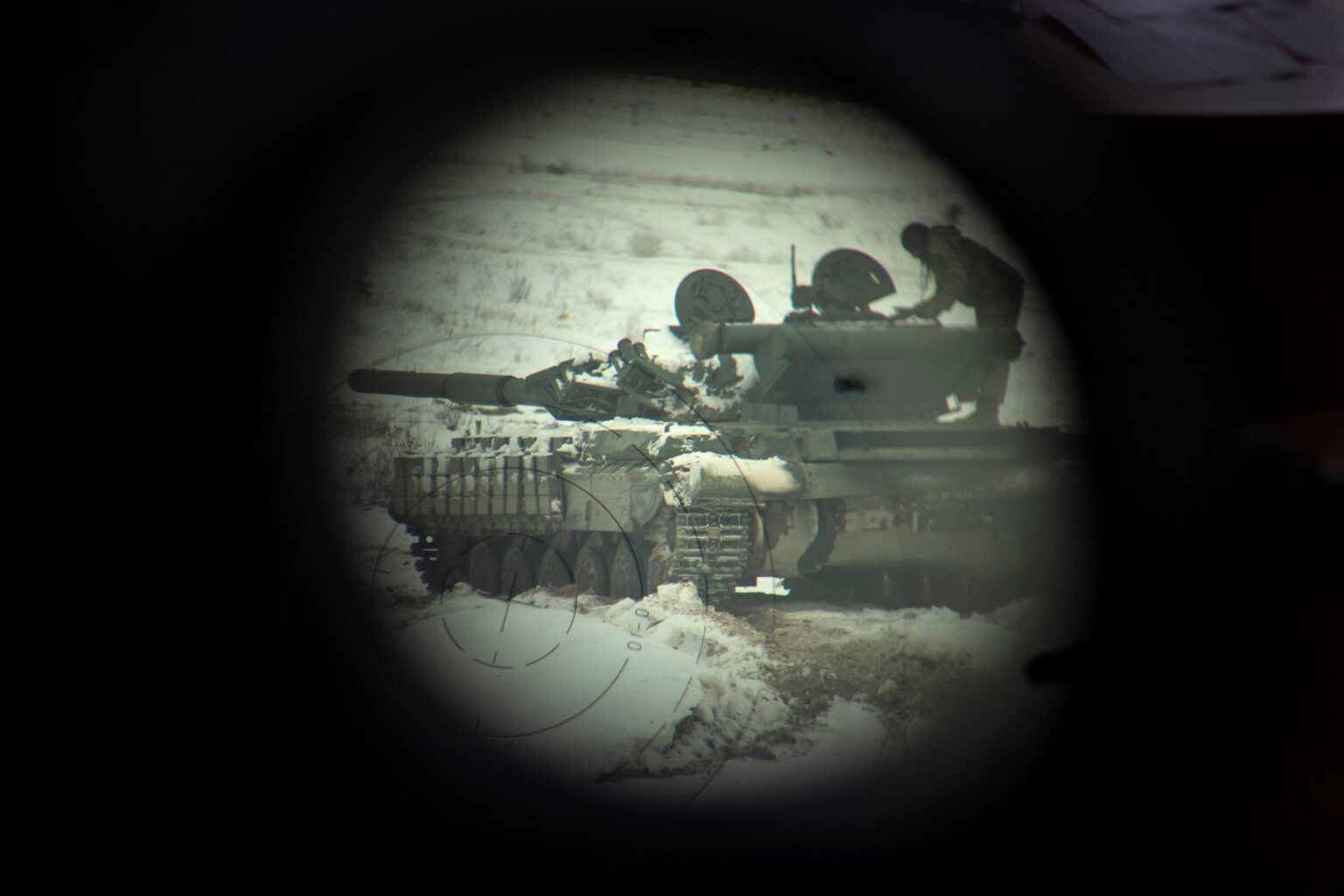 Ukrajinský tank je vidieť cez ďalekohľad počas vojenského cvičenia na Ukrajine. Foto: TASR/AP
