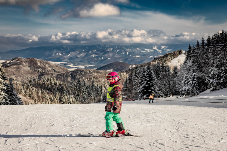 Chcete ísť cez sviatky na svah? Možnosti na lyžovanie v okolí Banskej Bystrice sú pestré