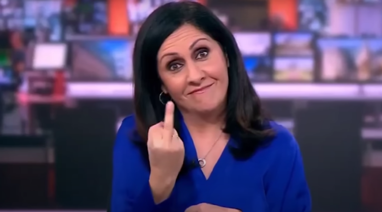 Moderátorku spravodajstva BBC zachytili kamery, ako na začiatku relácie ukazuje prostredník