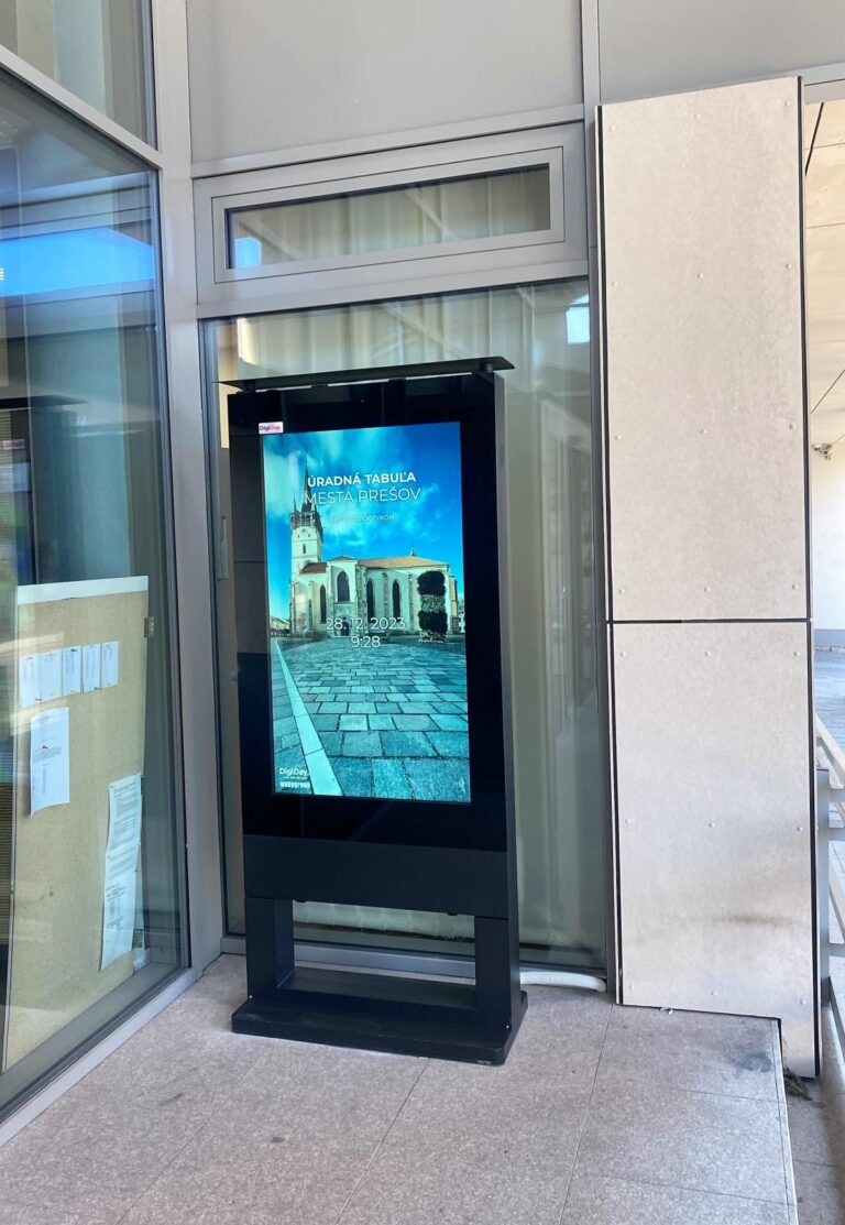 Množstvo užitočných informácií na jednom mieste. Pri mestskom úrade pribudla digitálna úradná tabuľa