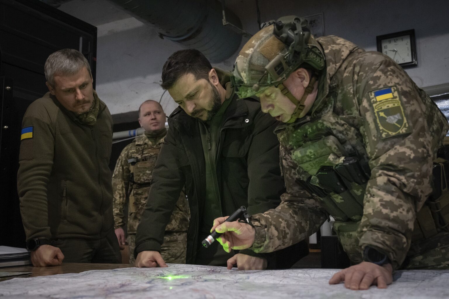 Veliteľ ukrajinskej armády Oleksandr Syrskij (vpravo) a Volodymyr Zelenskyj (v strede). Foto: TASR/AP