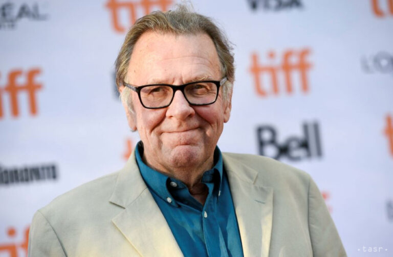 Ve veku 75 rokov zomrel britský herec Tom Wilkinson