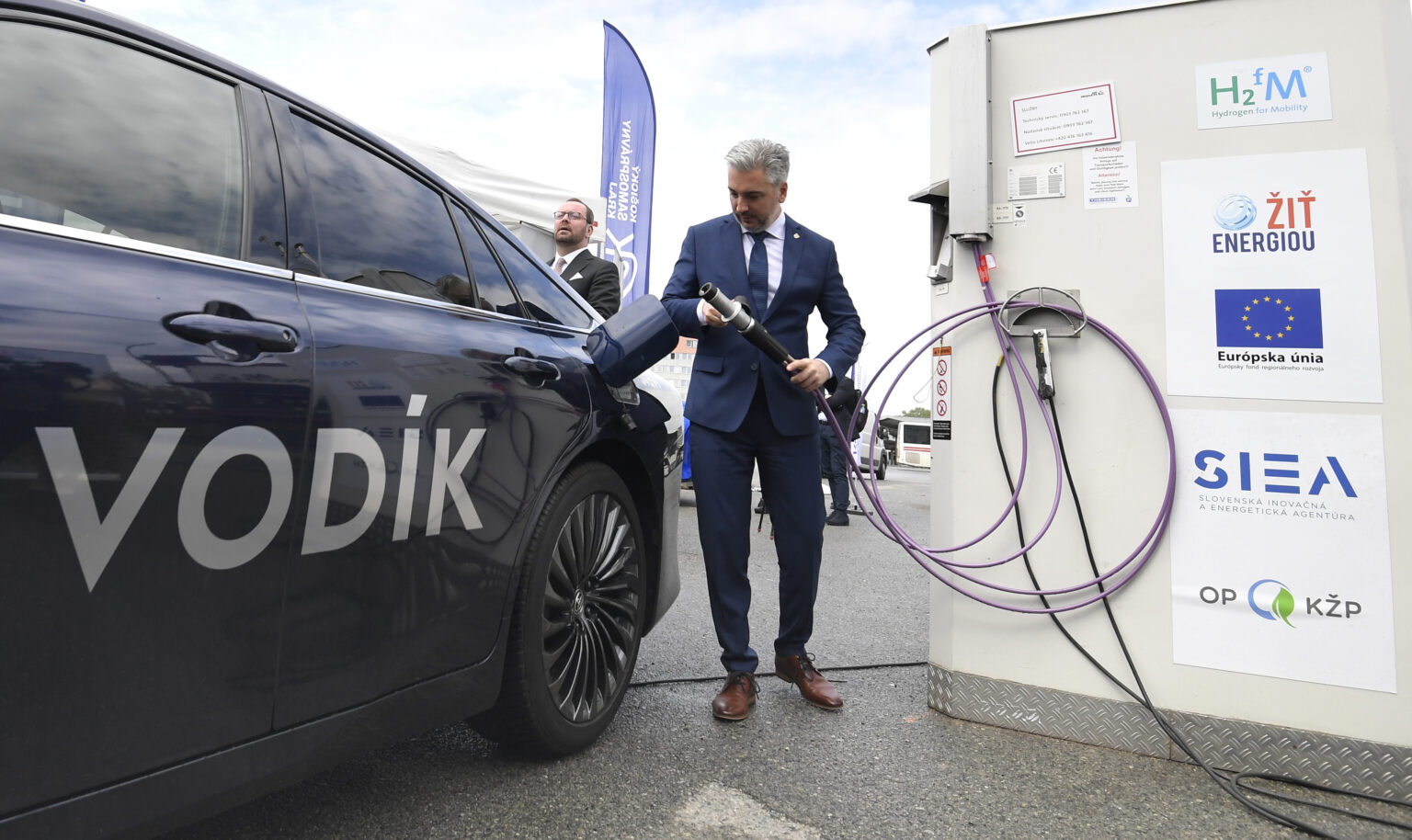 Predstavenie projektu zameraného na výrobu vodíka elektrolýzou v Košiciach 5. mája 2022. Na snímke predseda Košického samosprávneho kraja (KSK) Rastislav Trnka poèas tankovania vodíkového auta. Foto: TASR František Iván