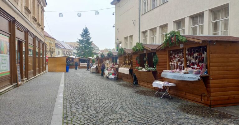 Vianočné trhy v Trenčíne sa začali. Čakajú na vás tradiční remeselníci aj originálny program