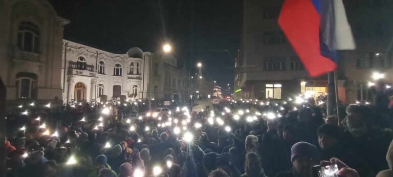 Rozdelenie spoločnosti pokračuje, ľudia čakajú splnené sľuby aj rozvrat právneho štátu