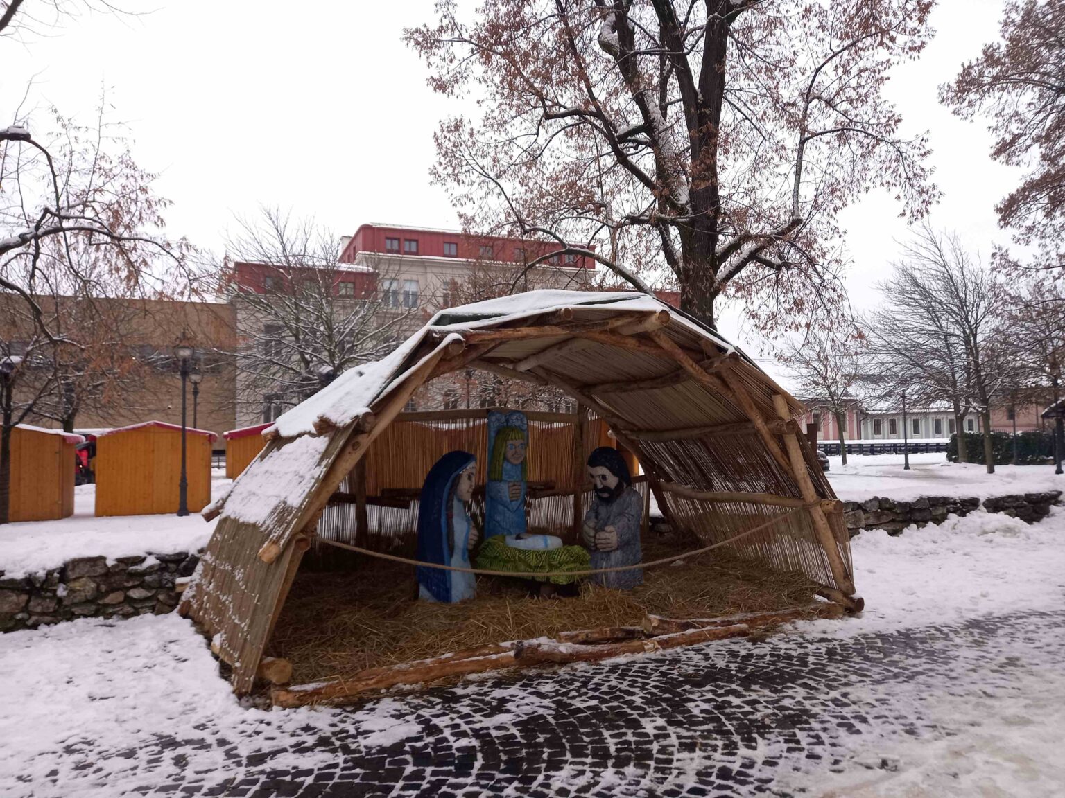 Betlehem tvoria postavy Svätej rodiny s Ježiškom v jasličkách a anjel v pozadí. Foto: Mário Kaprálik