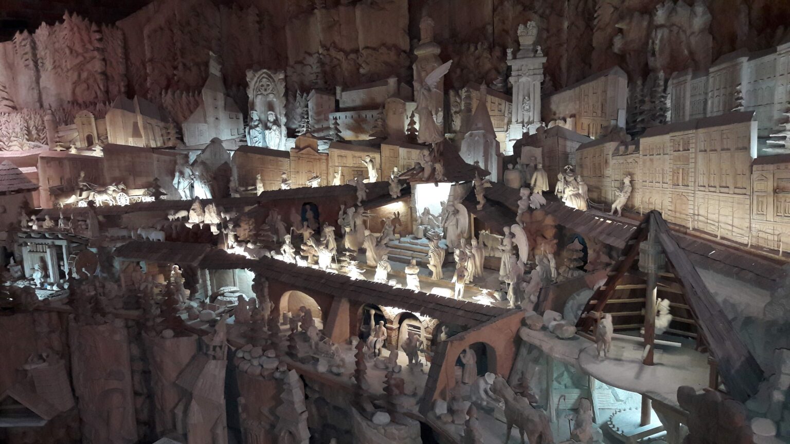 Pohyblivý betlehem z dreva v Banskej Štiavnici. Foto: Mário Kaprálik
