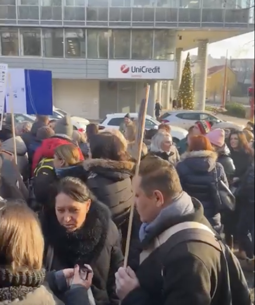 Začal sa štrajk bankárov UniCreditu o lepšie platy