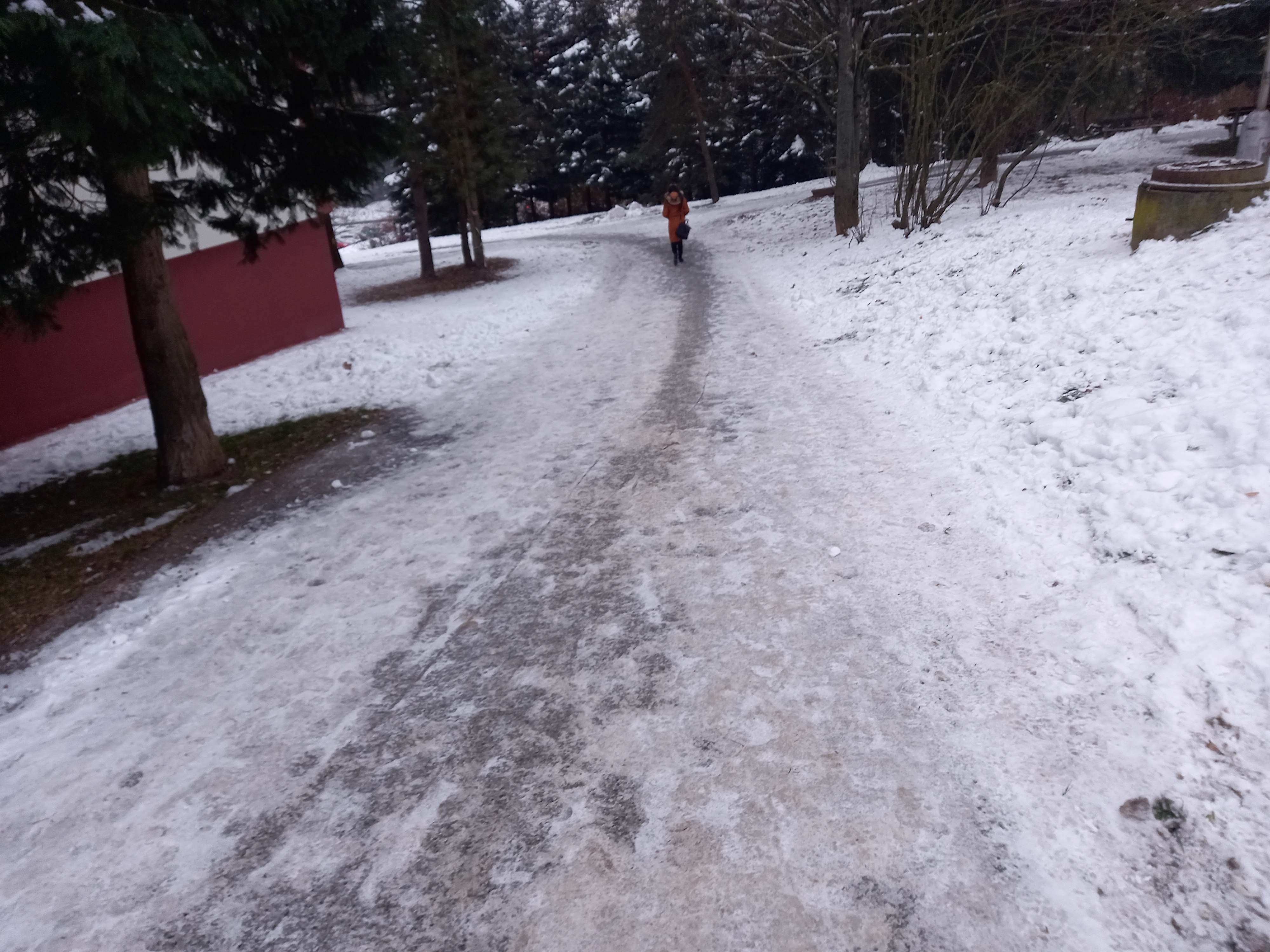 Samosprávy hlásia, že sú na sneženie pripravené, ale ľudia na chodníkoch zas a zas padajú