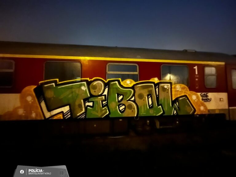 Mladá Španielka sa rozhodla „skrášliť“ naše vlaky. Polícia ju zatkla