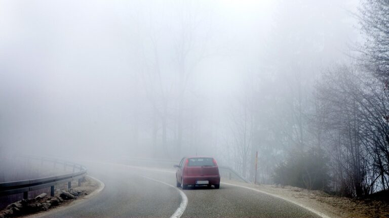 Meteorológovia upozorňujú na hmlu a poľadovicu, hrozia aj povodne