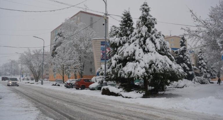 Čistenie ulíc od snehu v meste Detva komplikujú zaparkované autá