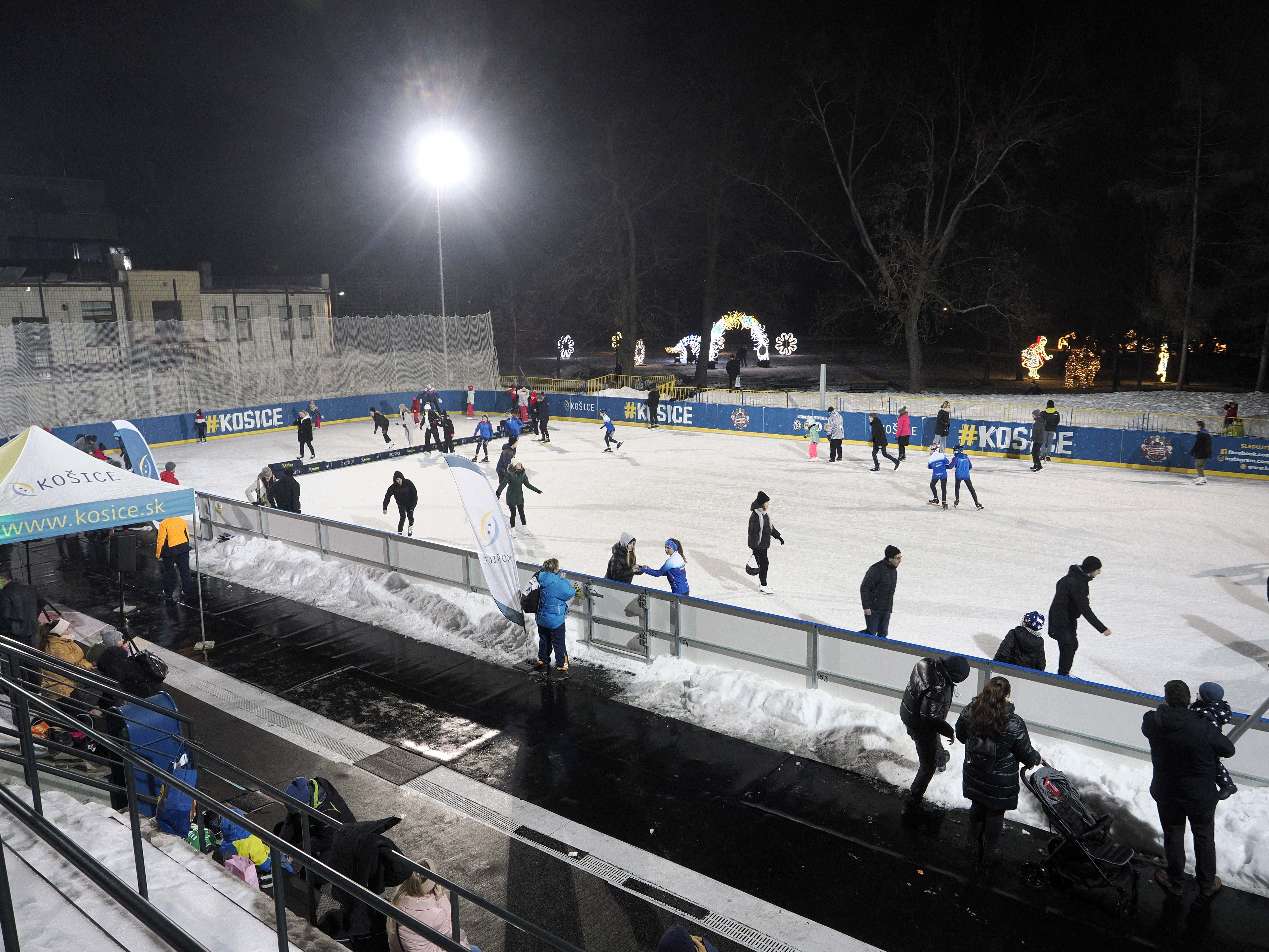 Viete, čo je rybníkový hokej? Najlepšie slovenské a české tímy uvidíme v Košiciach