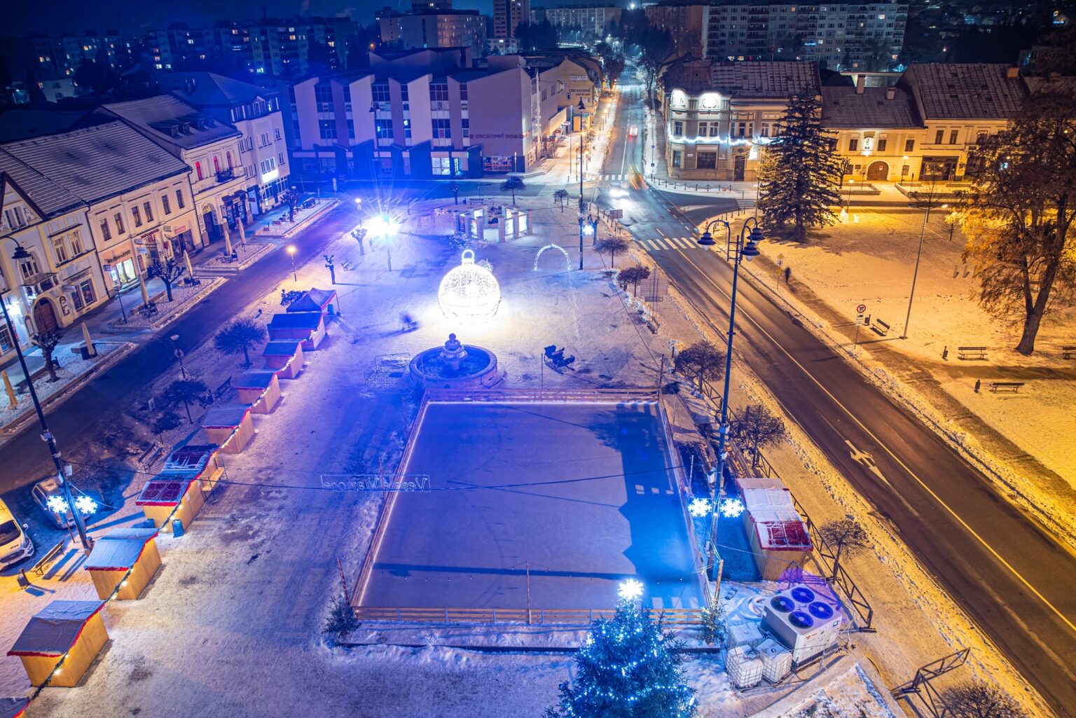 V Brezne otvorili aj tento rok Ľadové mestečko. Jeho súčasťou je exteriérové klzisko. Foto: FB Mesto Brezno