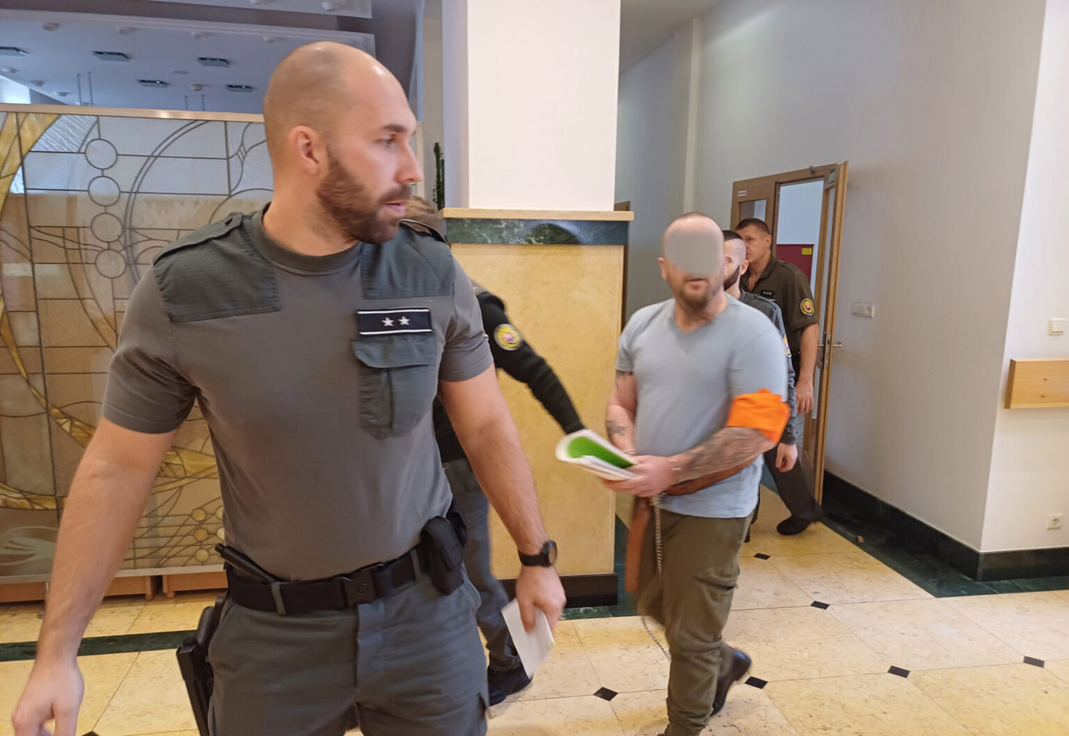 Obžalovaný Peter na súdnom pojednávaní neudržal emócie pod kontrolou a vynadal
súdnemu znalcovi. Foto: RV