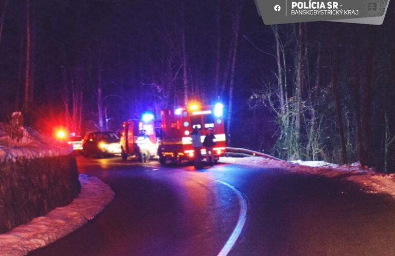 FOTO: Auto sa pri Banskej Bystrici zrútilo z cesty. Vodič nehodu neprežil