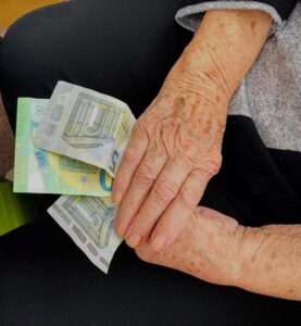 Podvody na senioroch za štvrť milióna eur mieria na súd v Trnave