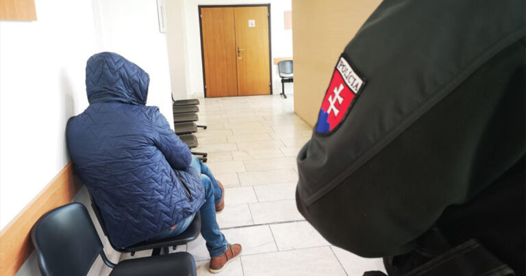 Muž neustále prenasledoval ženu a robil jej zo života peklo