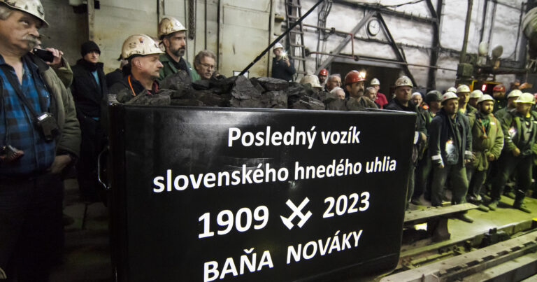 VIDEO: V Novákoch vyviezli posledný vozík uhlia. Počas baníckej hymny zhasol banícky kahan