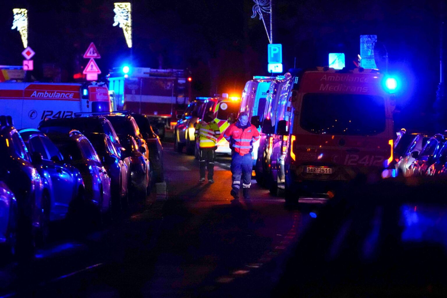 Záchranári pri budove Filozofickej fakulty Univerzity Karlovej. Foto: TASR/AP