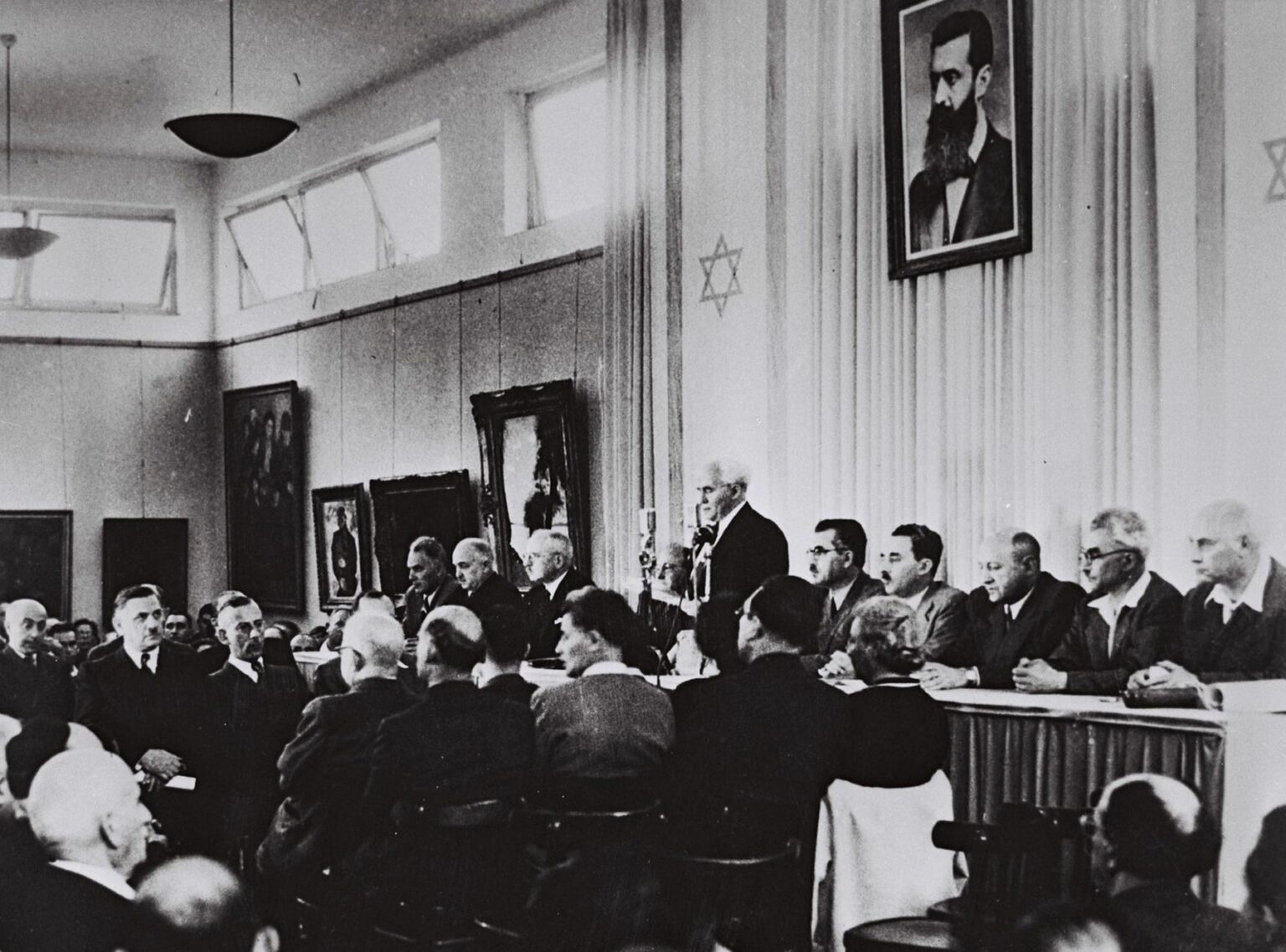 Izraelský predseda vlády David ben Gurion stojí počas oficálneho vyhlásenia štátu Izrael v Tel Avive 14. mája 1948. Zdroj: profimedia.sk