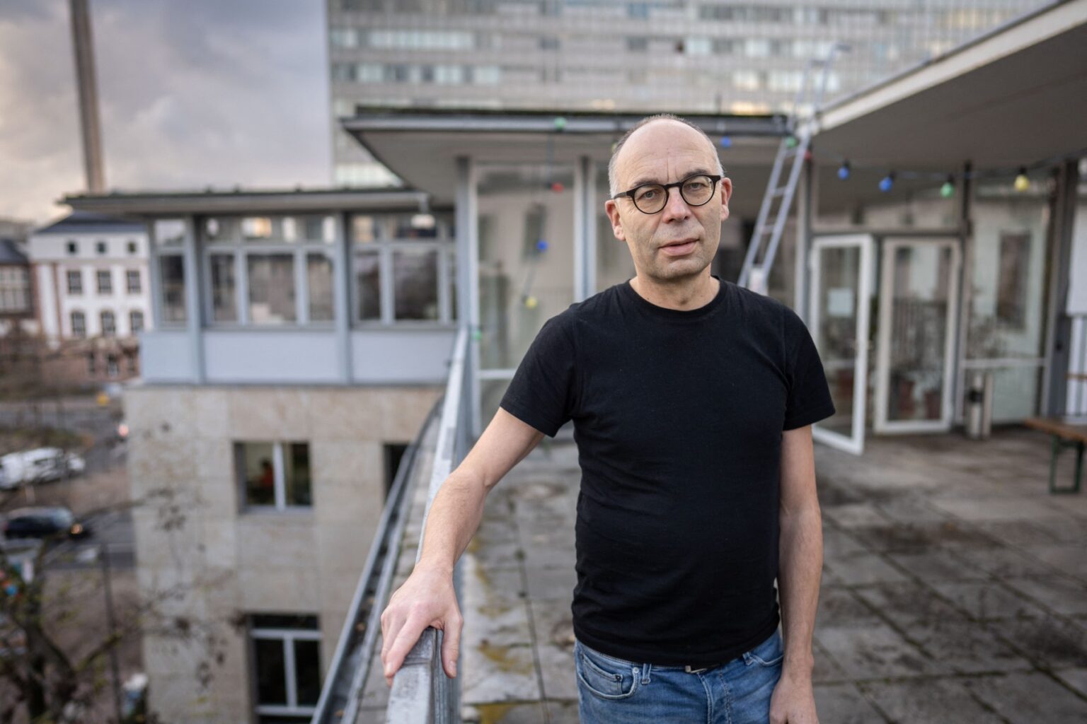 Stephan Lessenich, riaditeľ frankfurtského Inštitútu pre sociálny výskum pred inštitútom, ktorý po vojne viedol aj Theodor Adorno a považuje sa za kolísku „Frankfurtskej školy“. Foto: Profimedia.sk