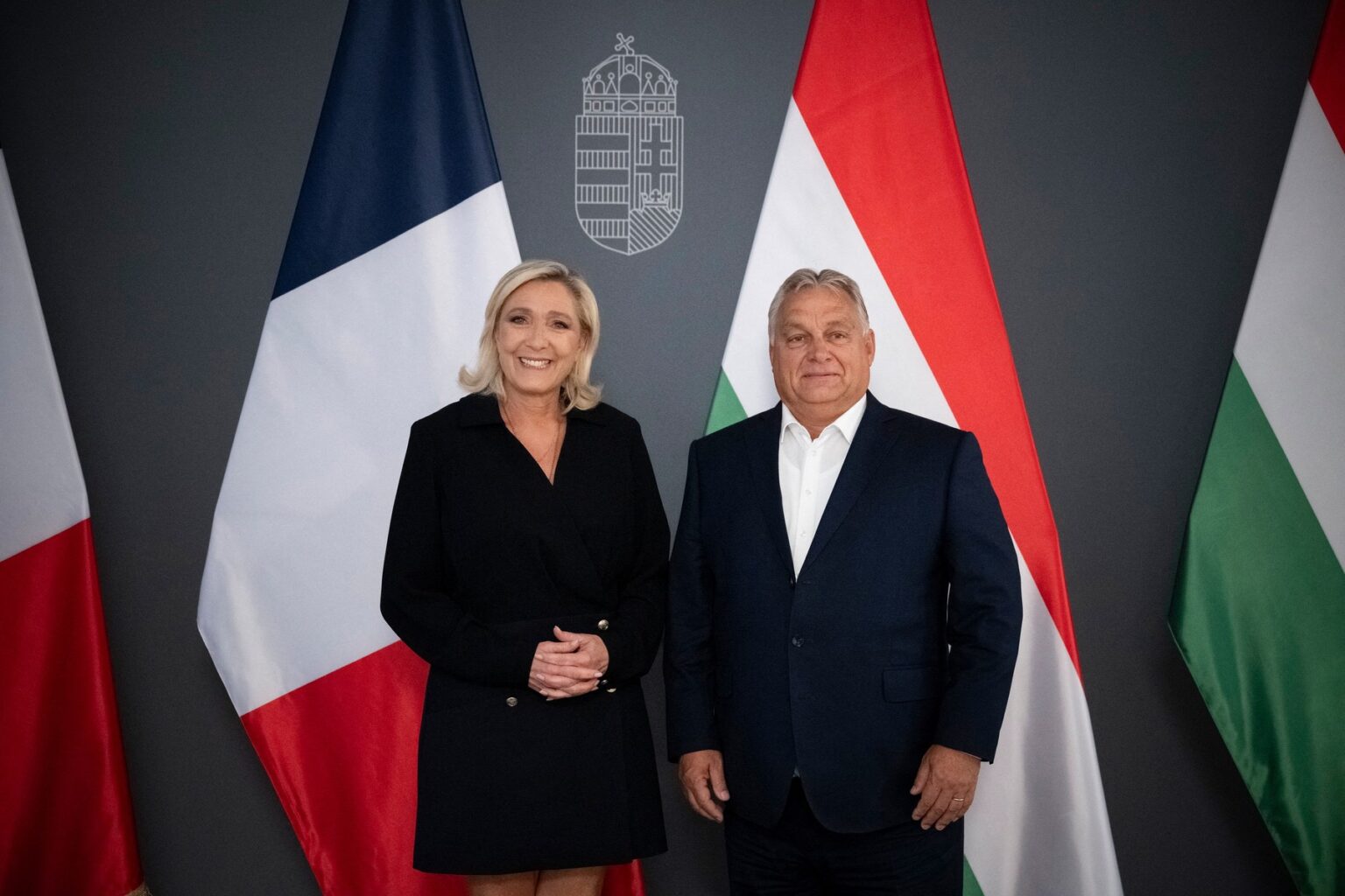 Viktor Orbán a jeho hostka Marine Le Penová pózujú v kancelárii premiéra v Karmelitánskom kláštore v Budapešti 27. septembra 2023. Foto: AFP Photo/ Prime Minister's Press Office/ Vivien Cher Benko/Profimedia.sk