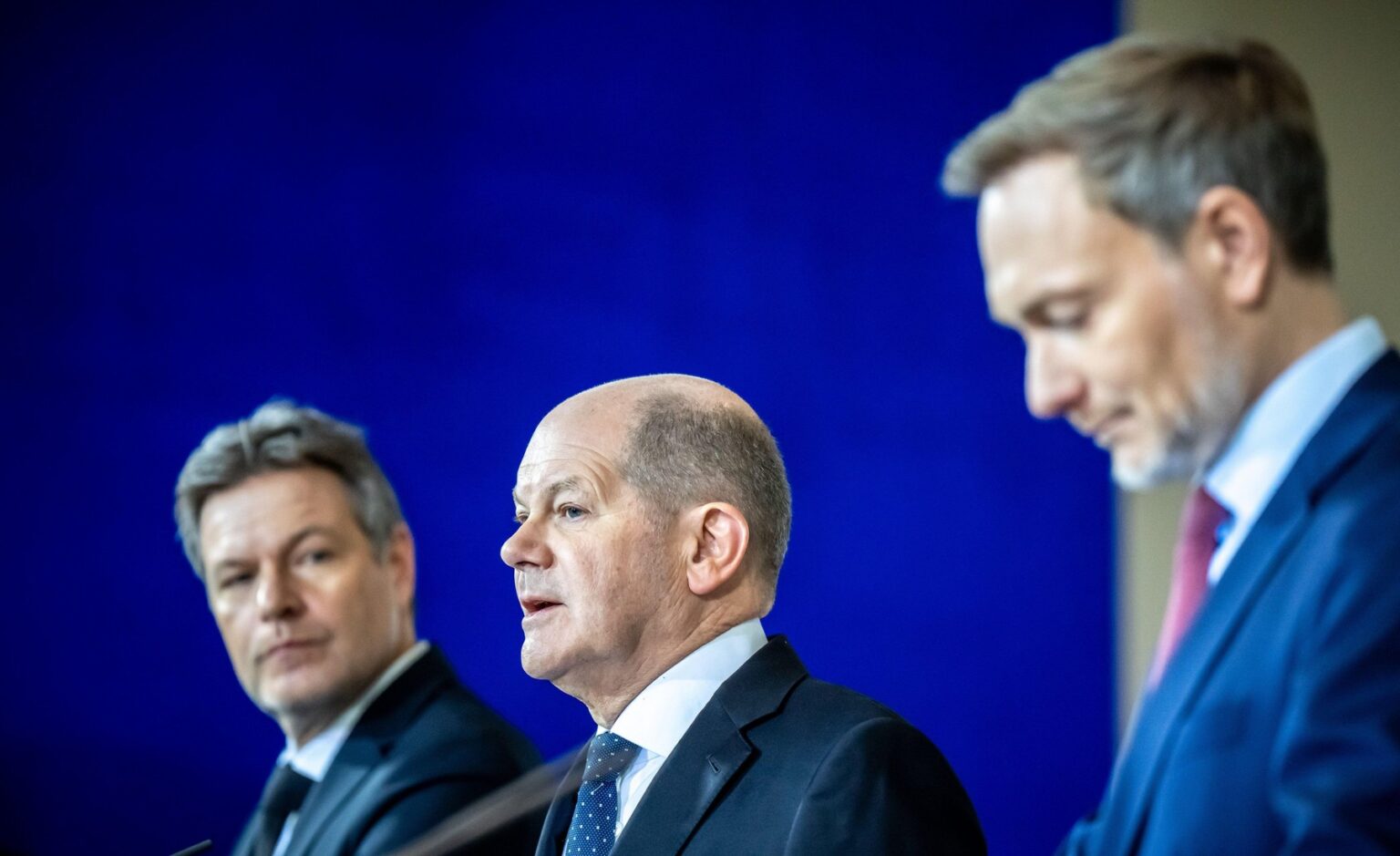 Zľava: Robert Habeck, Olaf Scholz a Christian Lindner. Foto: Profimedia.sk