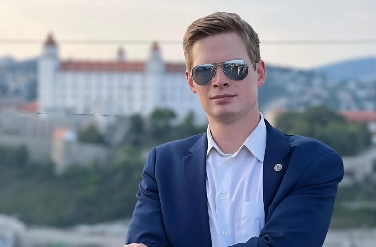 Bývalý správca policajných sociálnych sietí Púchovský zakladá vlastné Hoaxy a podvody