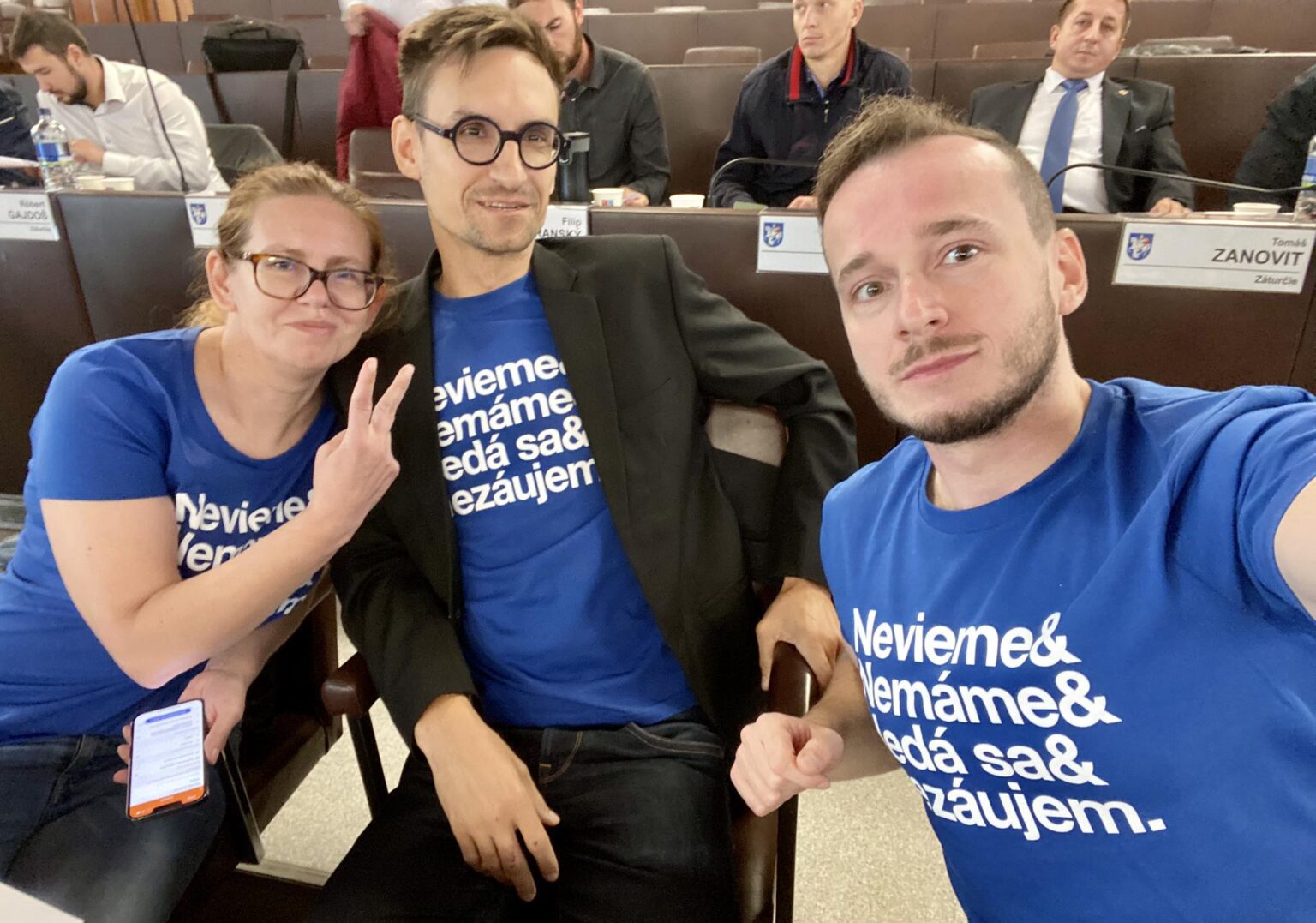 Milan Ftorek (vpravo) s kolegami, keď mali na sebe tričko s veľavravným textom. Foto: MF