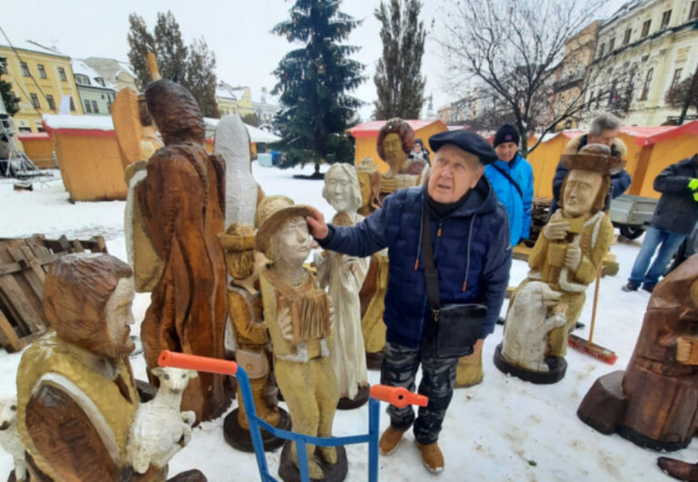 Betlehem pána Antoňáka už zdobí centrum Prešova. Umelecký rezbár tvrdí, že ho vystavuje poslednýkrát