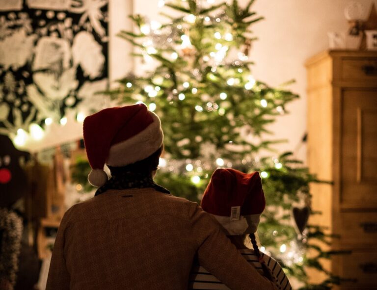 Radnica odovzdá vybraným rodinám vianočný príspevok