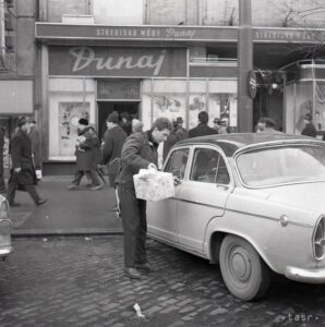 Divoký urbanizmus, bigbít a pocit slobody. Výstava „Šesťdesiate v Bratislave" podáva obraz našej metropoly počas búrlivého desaťročia