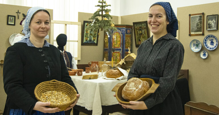 VIDEO: Vianoce ako v rozprávke. Stromček visel zo stropu, darčeky boli len symbolické