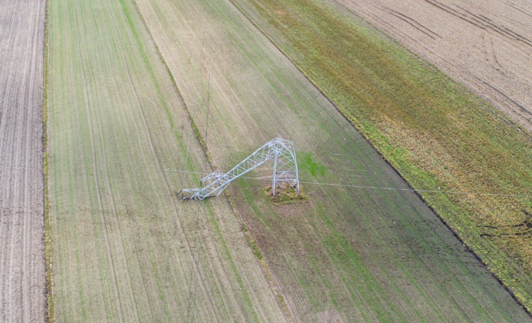 Zlomený stožiar elektrického napätia po tornáde v Poľsku. Zdroj: Twitter