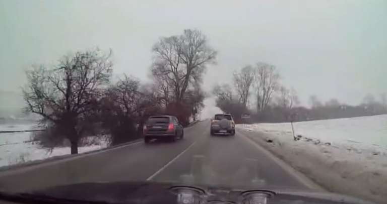 Vodič cez plnú čiaru predbehol policajtov. Foto: Polícia SR - Žilinský kraj