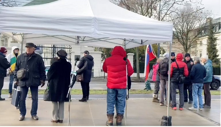 Na zhromaždenie na podporu vlády prišlo asi sto ľudí