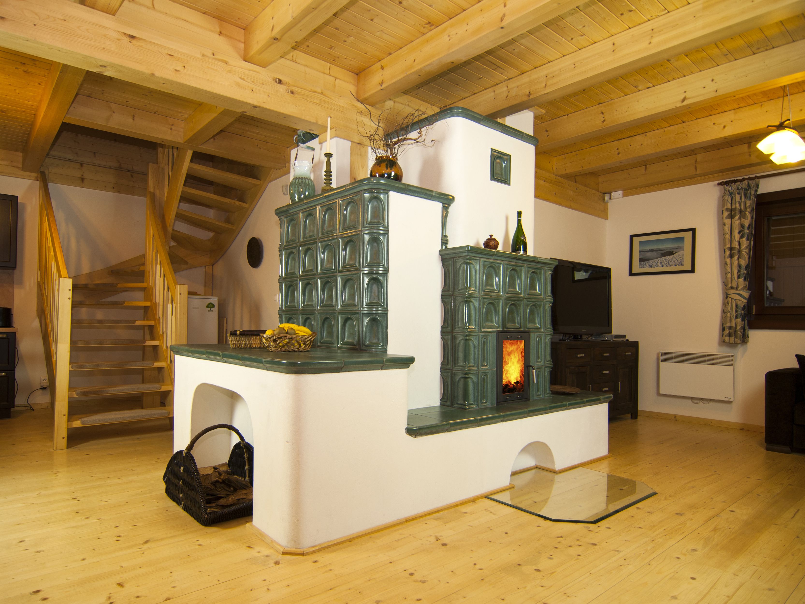 Mnoho ľudí premýšľa o spôsobe vykurovania nového domu. Je výhodnejší krb či kachľová pec?