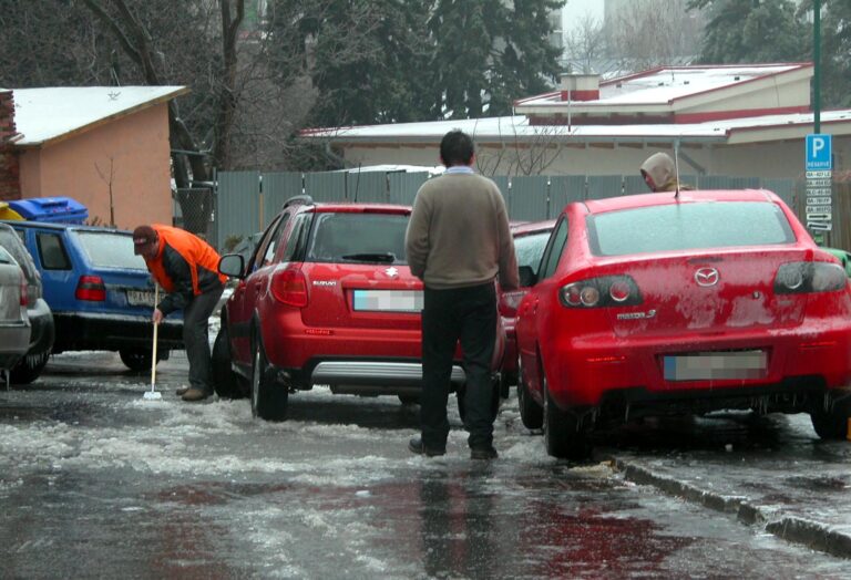 V stredu radšej zostaňte doma. K poľadovici sa pridá vietor a dážď