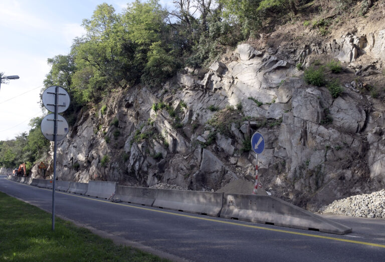Bratislava vyhlásila pre zosuv svahu na Devínskej ceste mimoriadnu situáciu