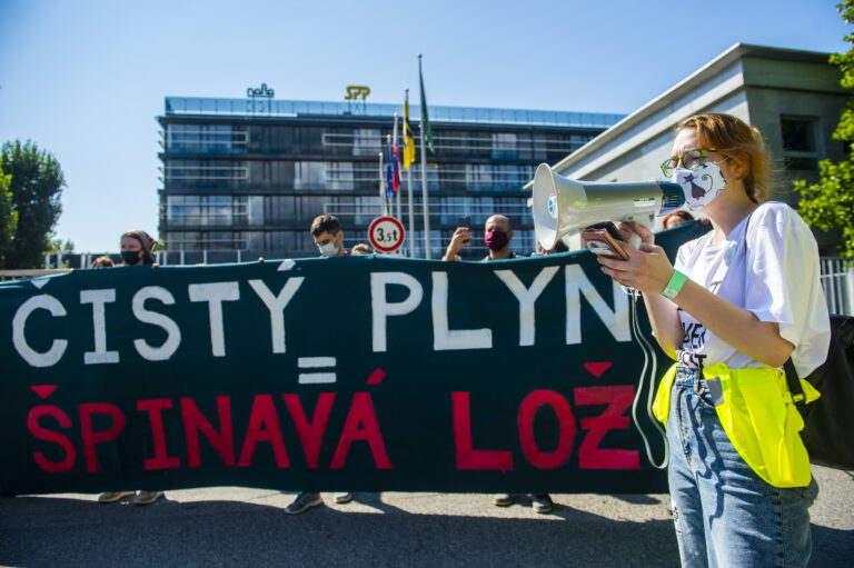 Na snímke účastníci demonštrácie Mestského akčného kempu proti výstavbe LNG terminálu pred budovou Slovenského plynárenského priemyslu (SPP) 4. septembra 2021 v Bratislave. Foto: Jakub Kotian/TASR