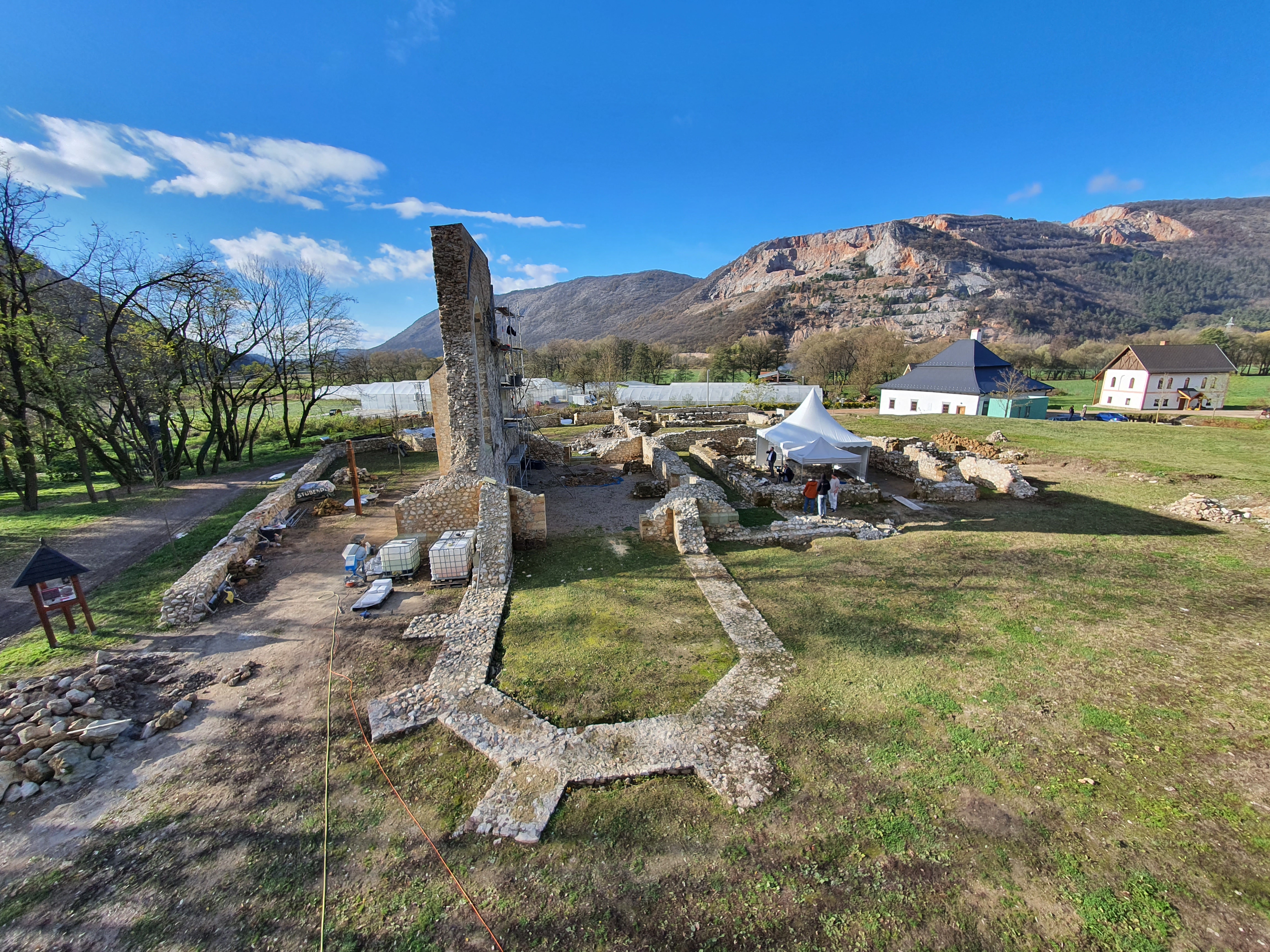 Burinou zarastený kláštorný komplex a zanedbaná kúria sa zmenili na turistickú atrakciu