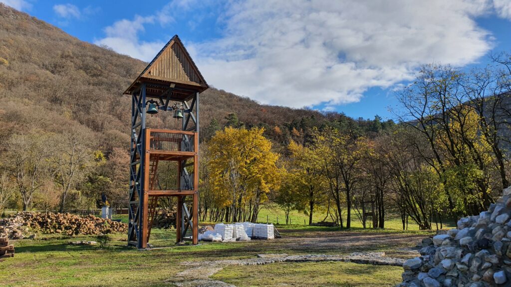 Zvonica a rozhľadňa pavlínskeho kláštora v Gombaseku. Foto: Branislav Caban