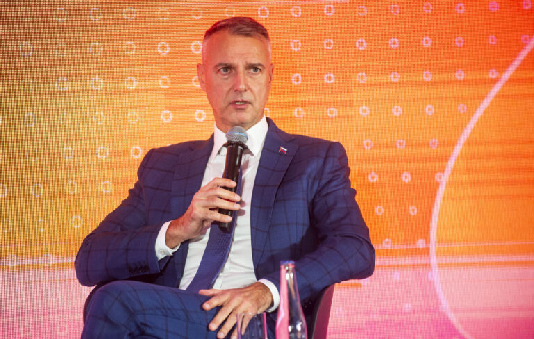 Podvodník v mene Rašiho pýtal prostredníctvom falošného profilu od ľudí peniaze