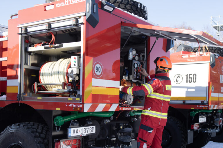 Hasiči v Banskobystrickom kraji boli vyslaní k požiaru i nehode dvoch áut
